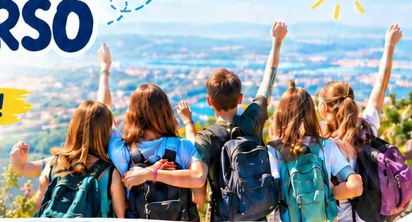 Alumnos con mochilas celebrando en un mirador